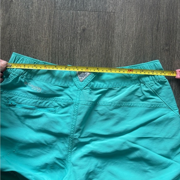 Columbia Women's Aqua Cargo Shorts - Picture 4 of 4